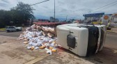 Motorista fica ferido após tombamento de caminhão