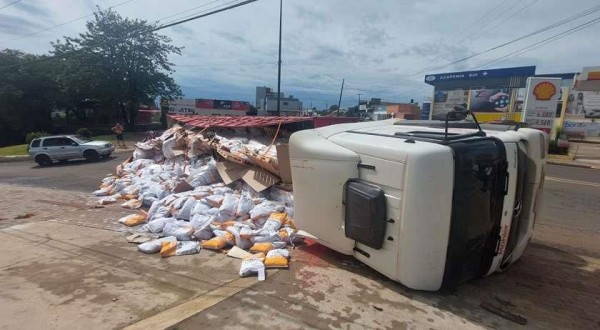 Motorista fica ferido após tombamento de caminhão