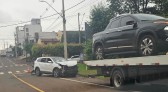 Colisão entre Fiat Toro e Hyundai Santa Fé é registrada em frente ao Fórum