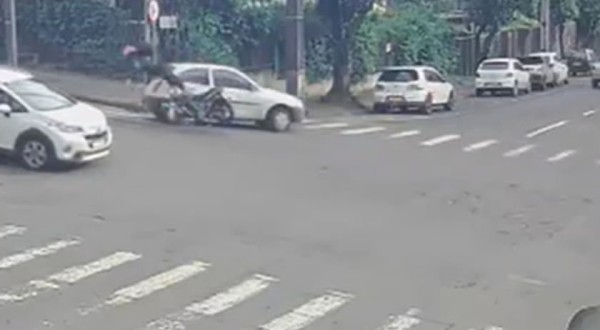 Motociclista fica ferido após colisão com carro no centro