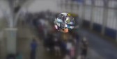 Homem aproveita aglomeração em ônibus para importunar mulher sexualmente
