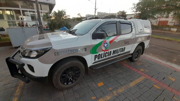 Três jovens, um a cavalo outro de bicicleta dão apoio para furto de moto