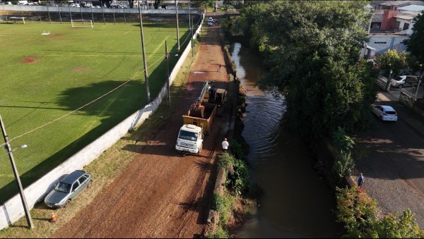 Rio Lonqueador começa a receber serviço de desassoreamento