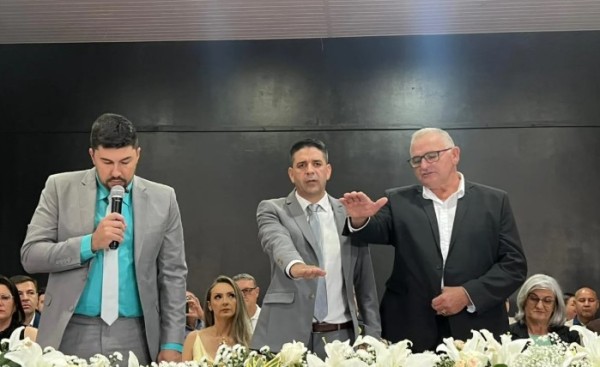 Jean Cardoso e Alvir Guyss assumem o município