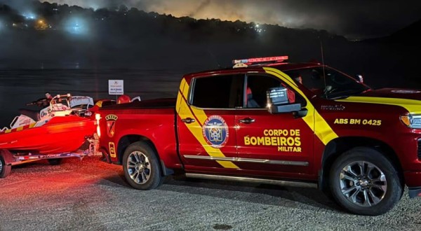 Bombeiros fazem treinamento com motoaquáticas de resgate inéditas no Brasil