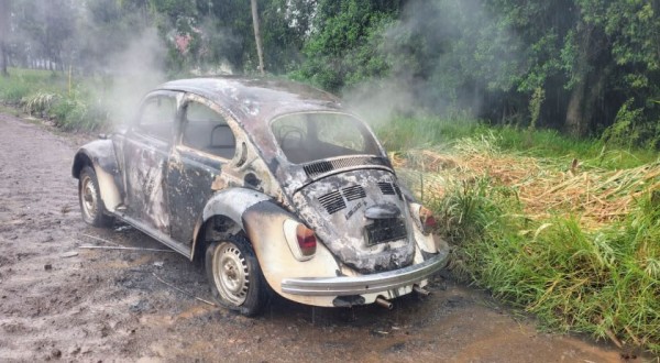 Incêndio destrói Volkswagen Fusca às margens da SC-163, em São João do Oeste