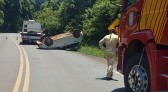 Duas pessoas e cachorro ficam feridos em capotamento, na PR 180