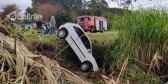 Carro cai de barranco após colidir com moto na PR -483