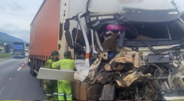 Carretas de transportadora de Dionísio Cerqueira se envolvem em acidente na Régis Bittencourt