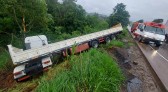 Carreta sai da pista na BR 163