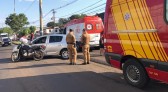 Acidente entre moto e carro deixa dois feridos, na Atílio Fontana