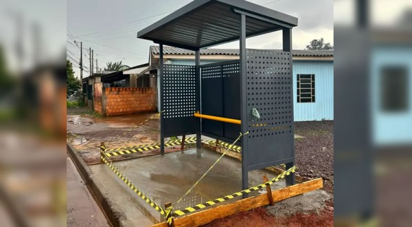 Francisco Beltrão começa a instalar 30 novos pontos de ônibus em diferentes bairros