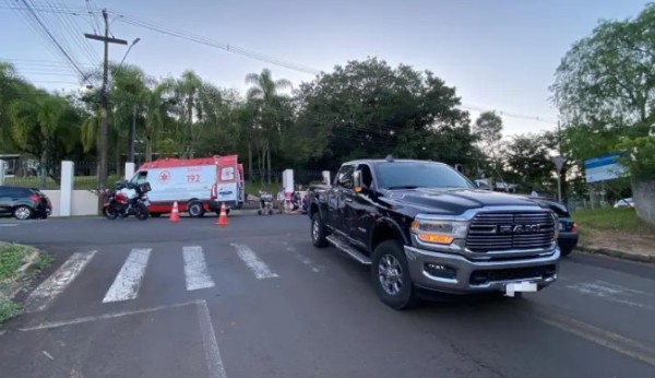Motociclista fica ferido após colisão com caminhonete