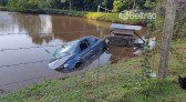 Veículo para dentro de açude após acidente no bairro Água Branca