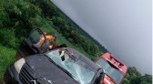 Mulher fica ferida após carro ser atingido por peça que caiu de caminhão