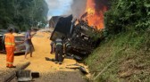Grave acidente envolvendo carro e caminhões é registrado entre Beltrão e Ampére