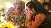 Amigos e familiares, prestigiam o lançamento do livro Acima do Previsível