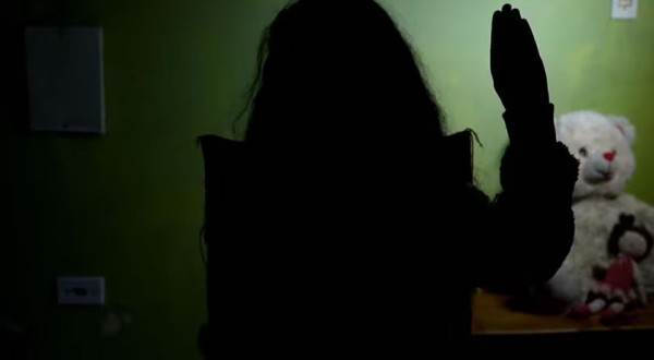 Criança faz sinal universal de pedido de socorro e homem é preso por tentativa de estupro de vulnerável