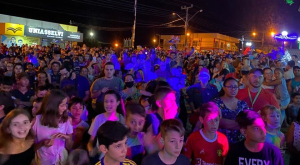 População lotou a Praça da Matriz para a abertura do Natal de Campo Erê