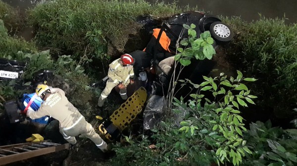 Homem fica ferido após automóvel cair em córrego