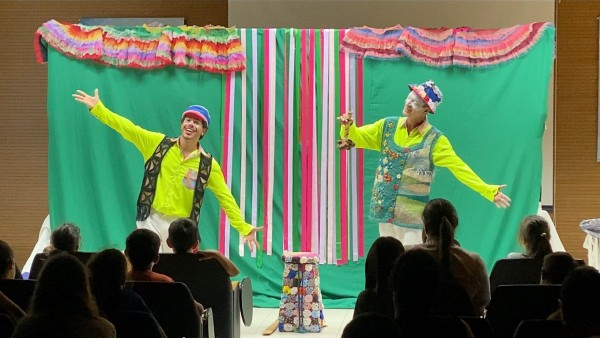 Peça teatral "Viagem Encantada" vem conquistando o público em toda a região