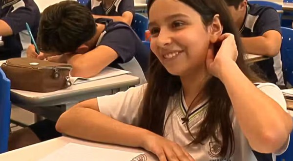 Brasileira de 11 anos cria fórmula simples para calcular raiz quadrada e sai em revista científica