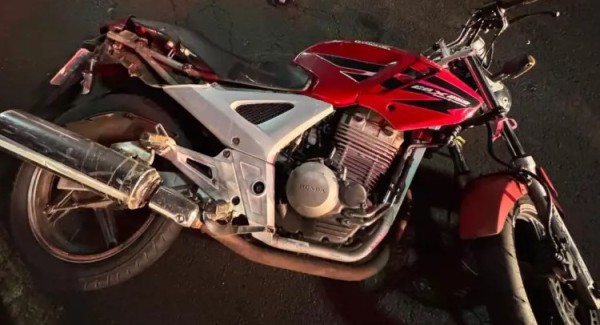 Queda de moto deixa duas pessoas feridas