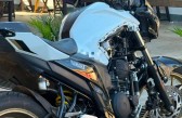 Motociclista fica ferida após colisão entre moto e carro
