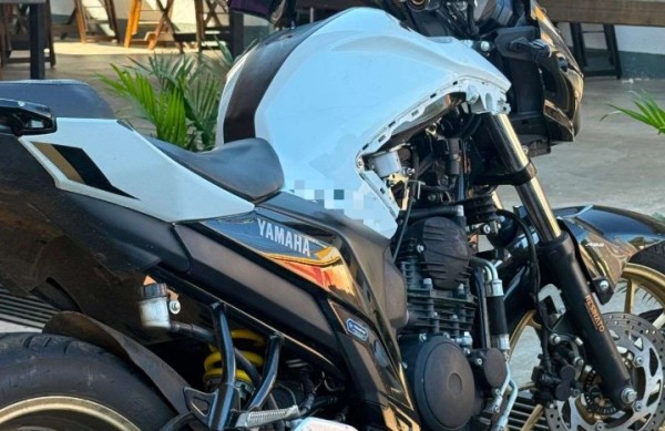Motociclista fica ferida após colisão entre moto e carro