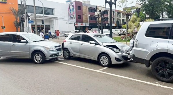 Motorista colide em carro estacionado no centro