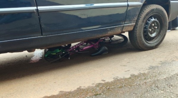 Criança de 8 anos é atropelada e tem bicicleta arrastada por cerca de 10 metros em Irati