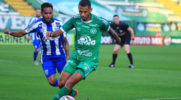 Sem técnico, sem taça e pressionada, Chape vive pior momento na véspera do Brasileirão