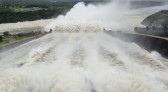 Após abrir seis comportas, vertedouro de Itaipu libera volume de água sete vezes maior que vazão média das Cataratas do Iguaçu