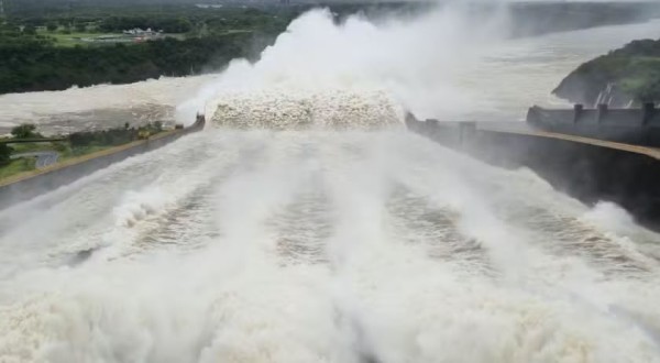 Após abrir seis comportas, vertedouro de Itaipu libera volume de água sete vezes maior que vazão média das Cataratas do Iguaçu