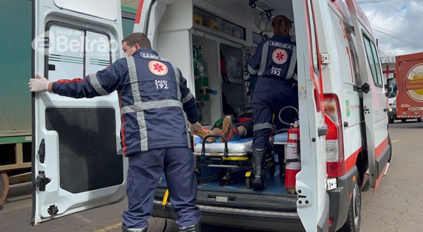 Homem sofre convulsão no trânsito e bate em veículos estacionados