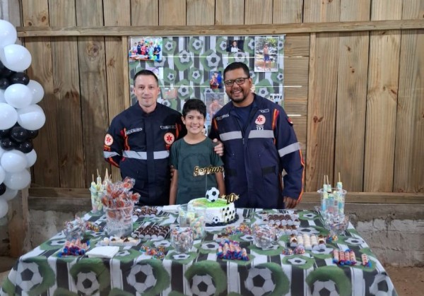 Criança comemora aniversário com os socorristas do SAMU que salvaram há 10 anos