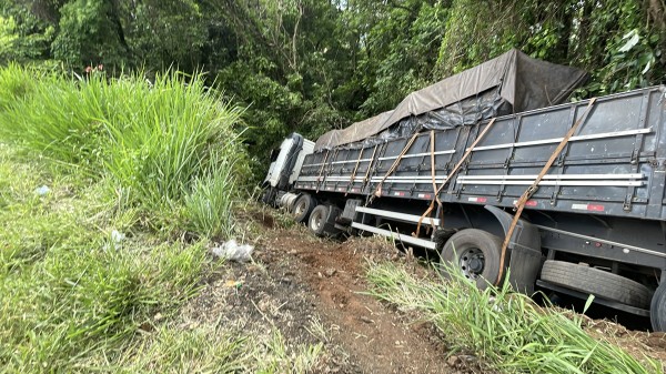 Carreta desgovernada sai da pista e colide com árvores na Serra do BNH