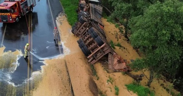 Tombamento de caminhão carregado com soja mobiliza equipes de resgate