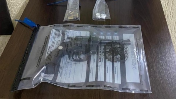 Homem é preso com arma de fogo e droga durante abordagem