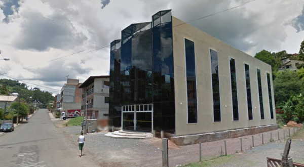 Homem invade culto e esfaqueia fiel dentro de igreja em Videira