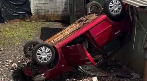 Carro capota e atinge residência em Nova Esperança do Sudoeste