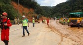 Equipes entram no quarto dia de buscas e avançam na limpeza da pista sul da BR-376