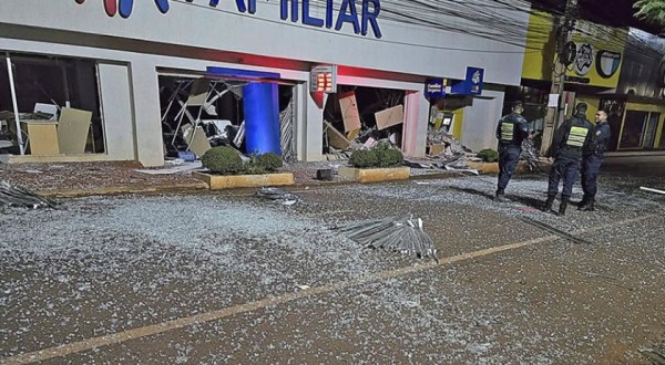 Grupo armado invade cidade no Paraguai, explode agências bancárias e foge após confronto com a polícia