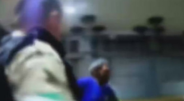 Homem é esfaqueado no pescoço e agressor volta a atacá-lo diante da polícia