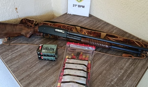 Arma de fogo é apreendida e duas pessoas são encaminhadas após denúncia em bar