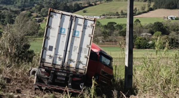 Caminhão com contêiner sai da pista na PR-566 em Francisco Beltrão