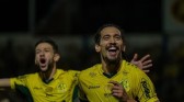 Com direito a "olé", Mirassol não dá chances ao Santos em vitória e dispara na tabela do Brasileirão