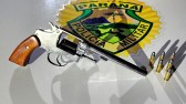 Casal é preso tentando vender revólver em bar no Bairro São Miguel