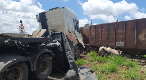 Caminhão invade linha férrea e causa acidente em Rolândia