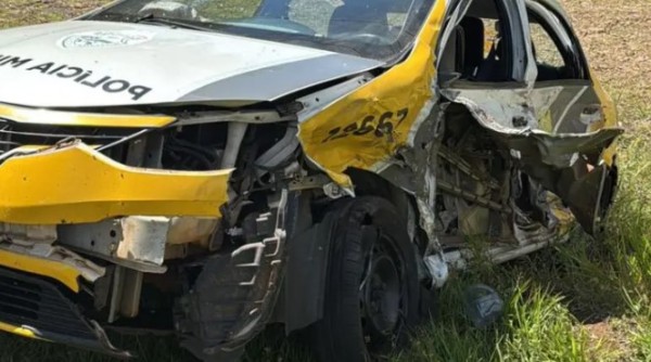 Homem colide carro com viatura durante fuga e deixa policial ferido